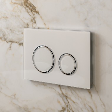 Weisse Betätigungsplatte Geberit Sigma50 mit Designringen in Silber