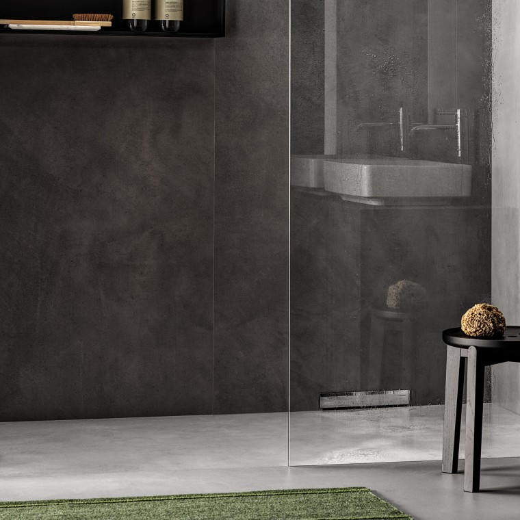 Eine bodenebene Dusche mit Wandablauf Eine bodenebene Dusche mit Wandablauf