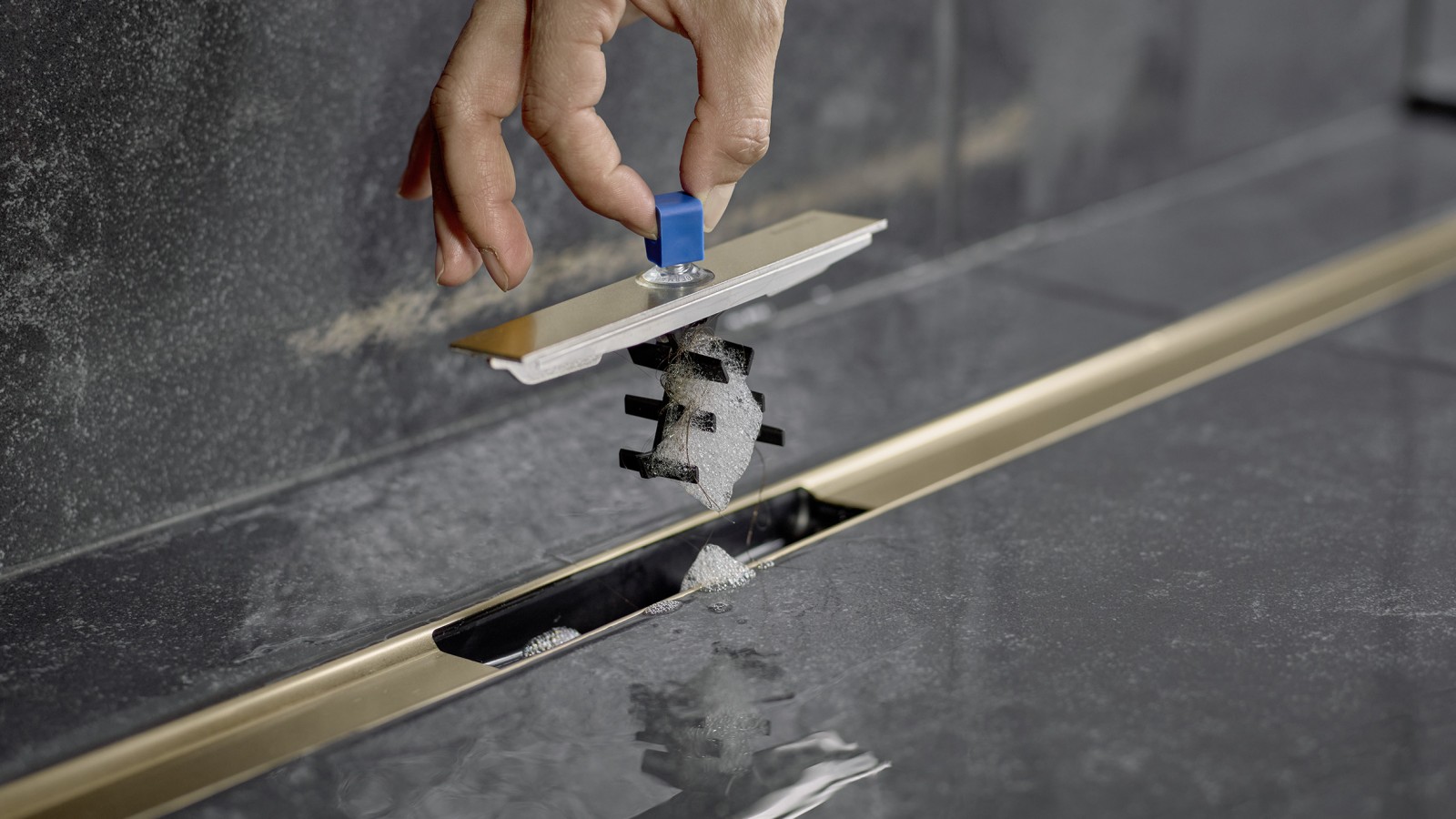 Kammeinsatz zur einfachen Reinigung der Duschrinne Kammeinsatz zur einfachen Reinigung der Duschrinne