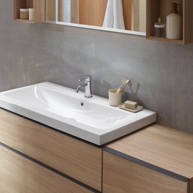 Espace lavabo avec meuble de salle de bains en bois Geberit iCon.