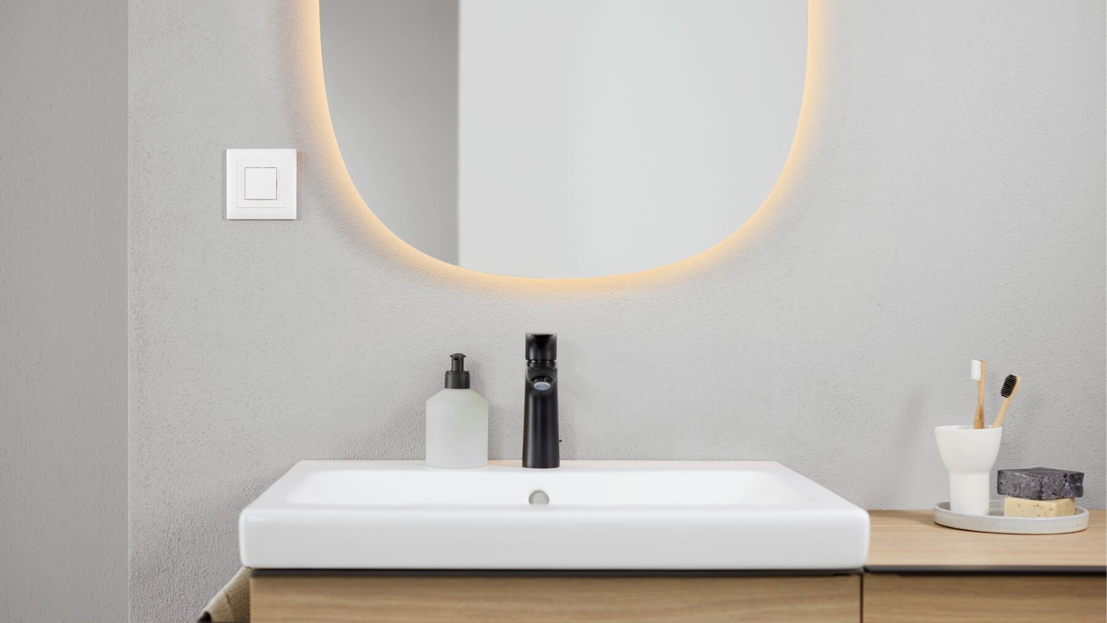 Geberit iCon Badezimmer mit Waschplatz und ovalem Spiegel Geberit Option Geberit iCon Badezimmer mit Waschplatz und ovalem Spiegel Geberit Option