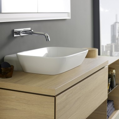 Espace lavabo avec lavabo à poser Geberit ONE et meuble de salle de bains en bois