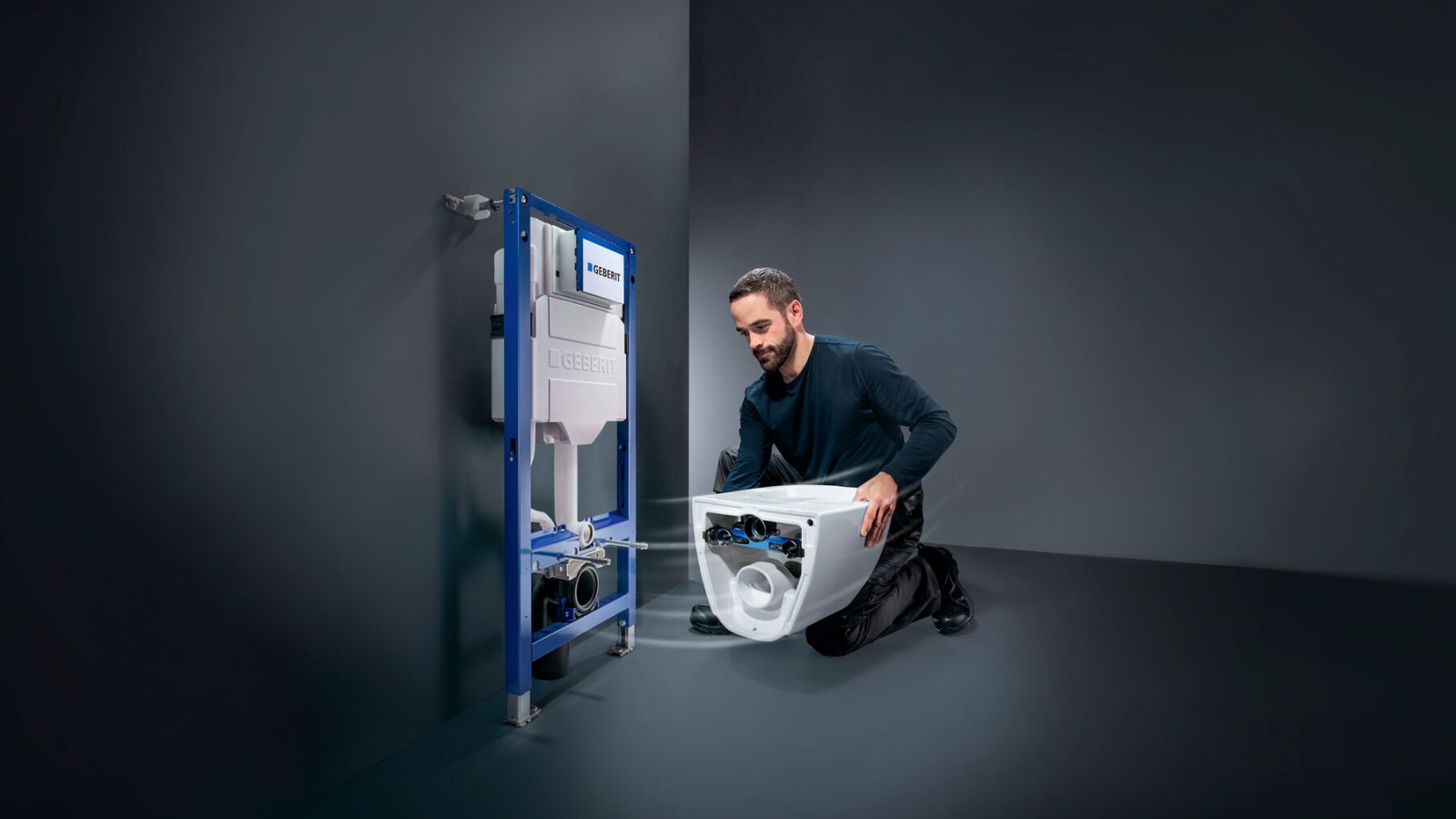 Installateur montiert WC-System bestehend aus Geberit Sigma Unterputzspülkasten und Geberit Acanto WC Installateur montiert WC-System bestehend aus Geberit Sigma Unterputzspülkasten und Geberit Acanto WC