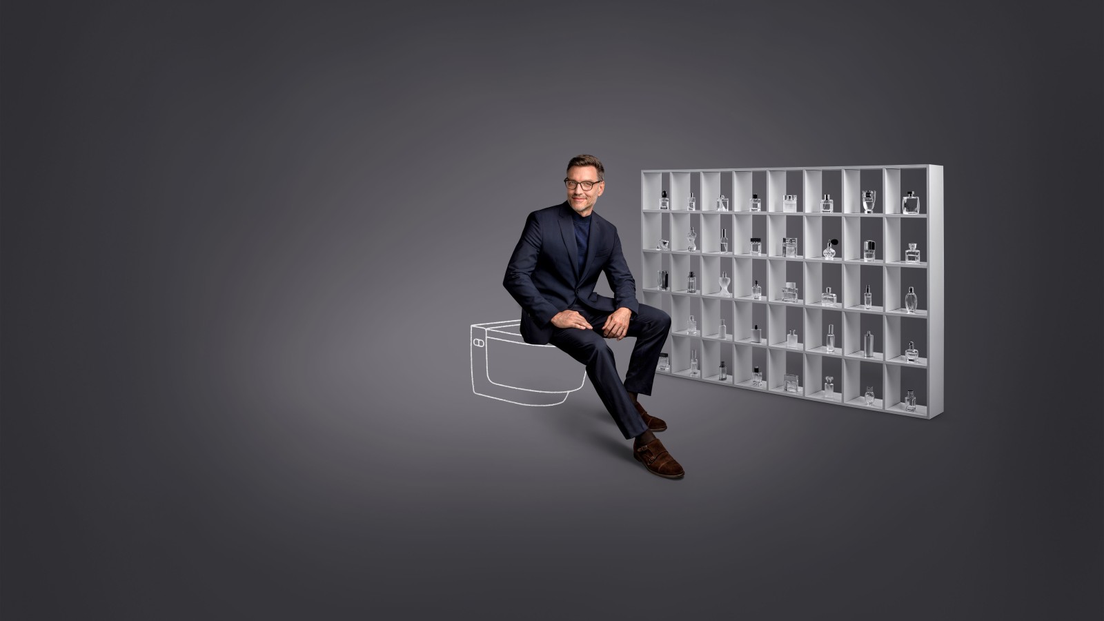 Mick sitzt auf dem Geberit AquaClean Dusch-WC Mera. Mick sitzt auf dem Geberit AquaClean Dusch-WC Mera.