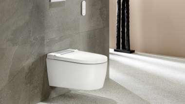 Bagno con Geberit AquaClean Sela in bianco e placca di comando Geberit Sigma20