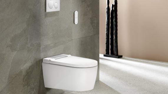 Bagno con Geberit AquaClean Sela in bianco e placca di comando Geberit Sigma20 Bagno con Geberit AquaClean Sela in bianco e placca di comando Geberit Sigma20