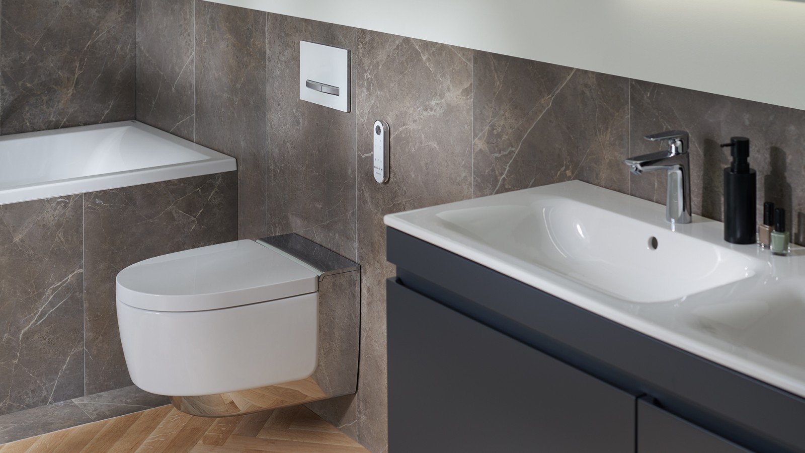 Das glanzverchromte AquaClean Mera im Badezimmer Das glanzverchromte AquaClean Mera im Badezimmer