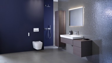 Blaues Badezimmer mit Geberit AquaClean Sela