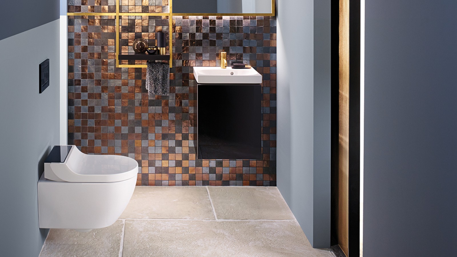 Blick in ein modernes Gäste-WC mit einem AquaClean Tuma Comfort und einem Acanto Waschtisch vor einer Mosaik-Rückwand Blick in ein modernes Gäste-WC mit einem AquaClean Tuma Comfort und einem Acanto Waschtisch vor einer Mosaik-Rückwand