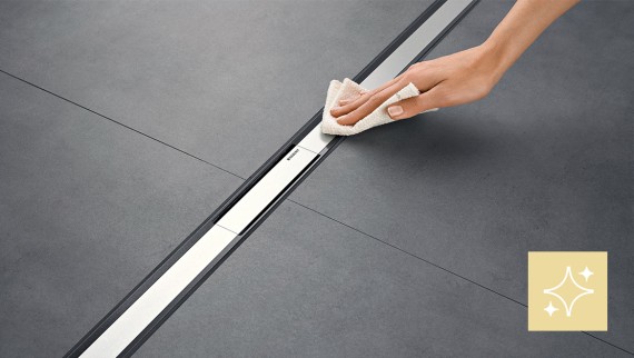 Frau putzt Duschrinne Geberit CleanLine Frau putzt Duschrinne Geberit CleanLine