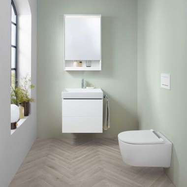 Geberit ONE Waschplatz mit kleinem Handwaschbecken, Waschtischunterschrank und Spiegelschrank sowie Dusch-WC. Geberit ONE Waschplatz mit kleinem Handwaschbecken, Waschtischunterschrank und Spiegelschrank sowie Dusch-WC.