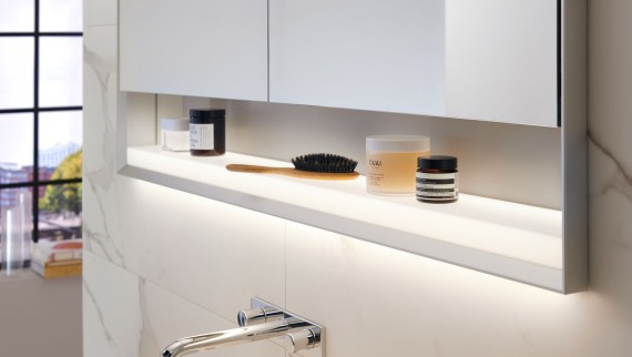 Geberit ONE Spiegelschrank mit dem Lichtkonzept Geberit ComfortLight