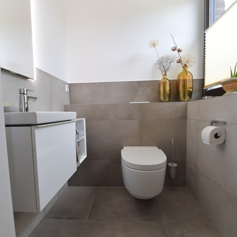 Blick auf das Dusch-WC Geberit AquaClean Mera Classic und den Waschtisch Blick auf das Dusch-WC Geberit AquaClean Mera Classic und den Waschtisch