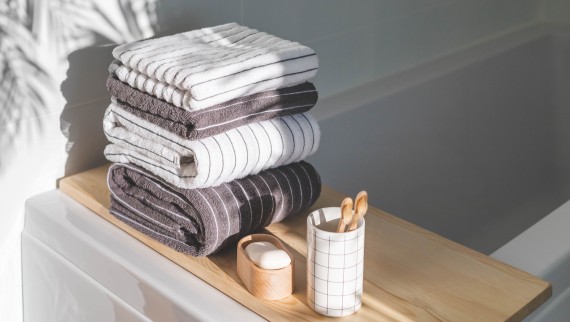 Gestreifte Handtücher in einem weissen Badezimmer (© iStock)