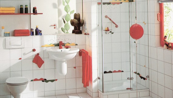 Un bagno con doccia separata e vivaci accenti di colore nelle piastrelle era considerato molto chic.