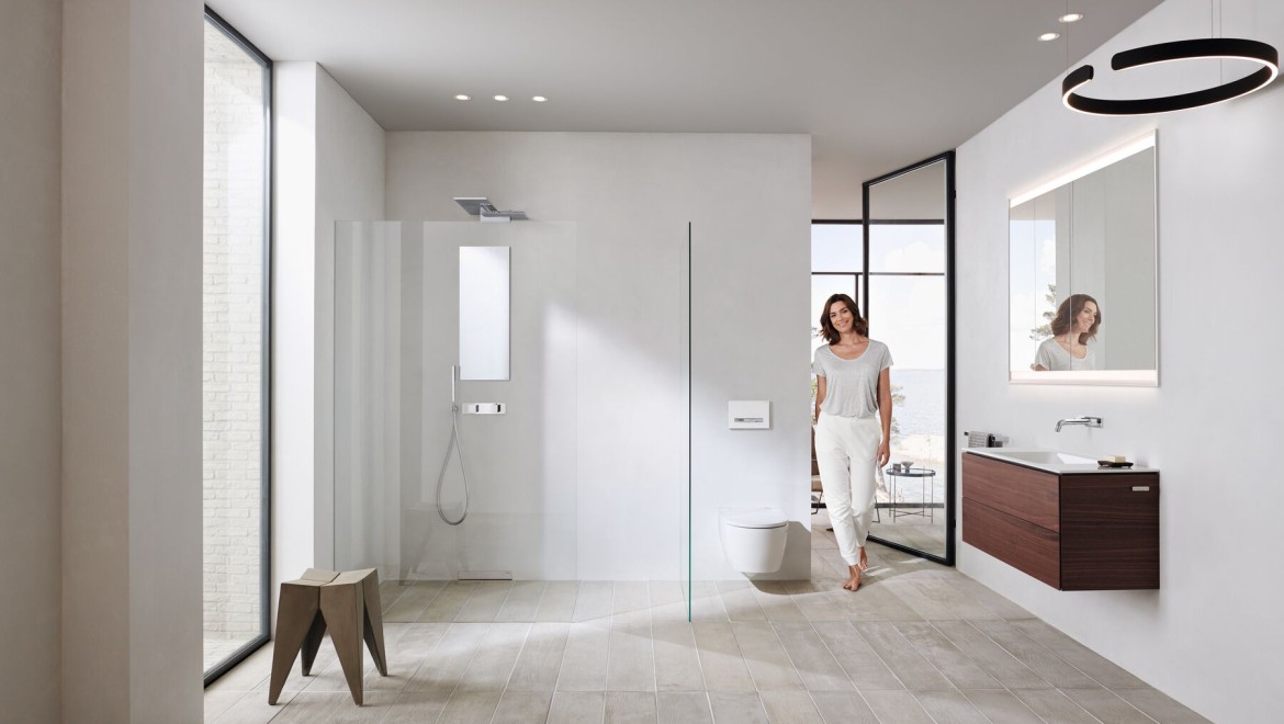 Bagno Geberit ONE con ceramiche per sanitari e mobili da bagno (© Geberit) bianchi