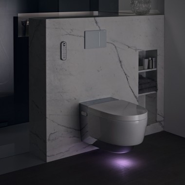 Geberit AquaClean Mera Comfort in cromo con luce di cortesia (© Geberit)