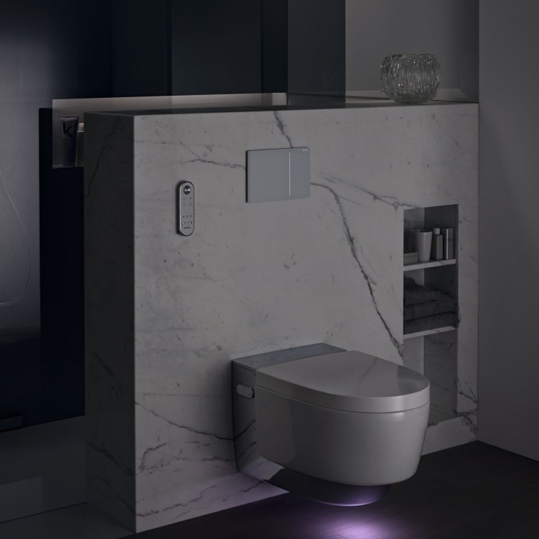 Geberit AquaClean Mera Comfort Chrom mit Orientierungslicht (© Geberit) Geberit AquaClean Mera Comfort Chrom mit Orientierungslicht (© Geberit)