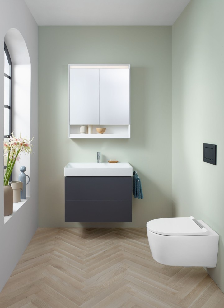 Piccolo bagno con WC sospeso, armadietto a specchio e mobile sottolavabo della serie da bagno Geberit ONE