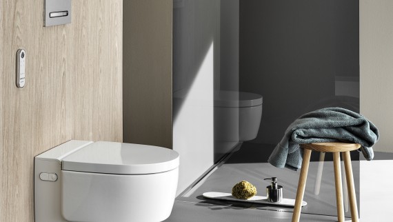 Dusch-WC Geberit AquaClean Mera Comfort mit Fernbedienung und Betätigungs-platte Sigma50 (© Geberit) Dusch-WC Geberit AquaClean Mera Comfort mit Fernbedienung und Betätigungs-platte Sigma50 (© Geberit)