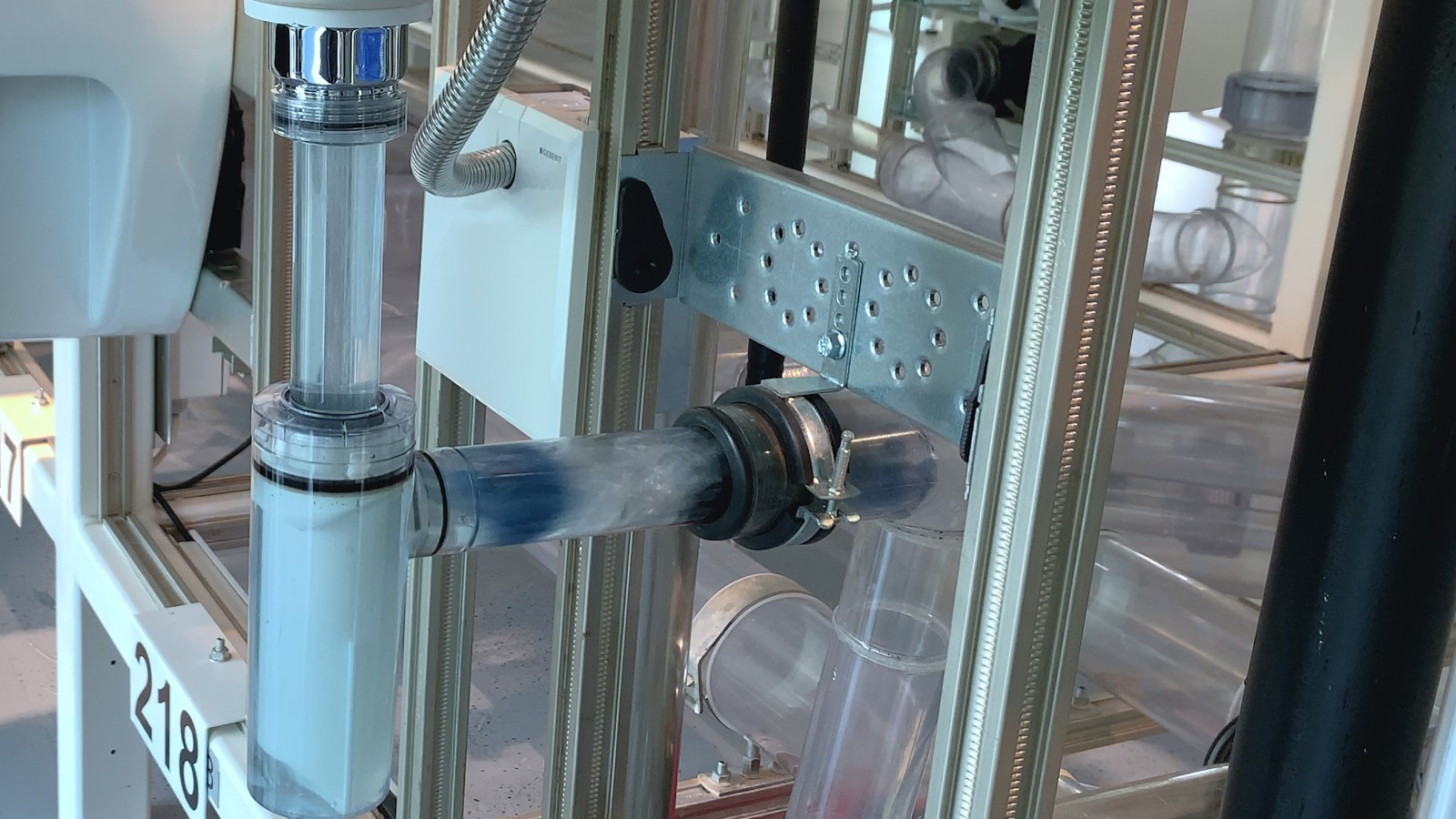 Die Verstopfung löst sich und wird weggespült Die Verstopfung löst sich und wird weggespült