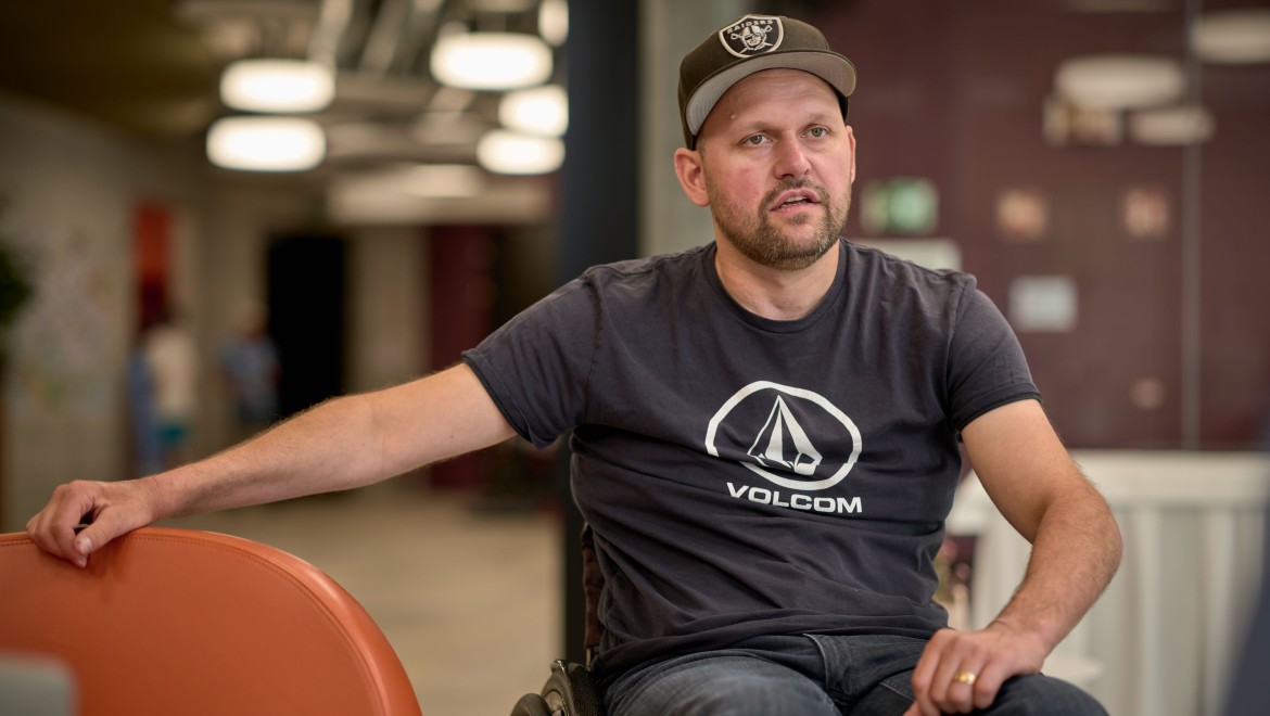 Durante la chiacchierata con Peter Roos presso il Centro svizzero per paraplegici di Nottwil (© Ben Huggler)