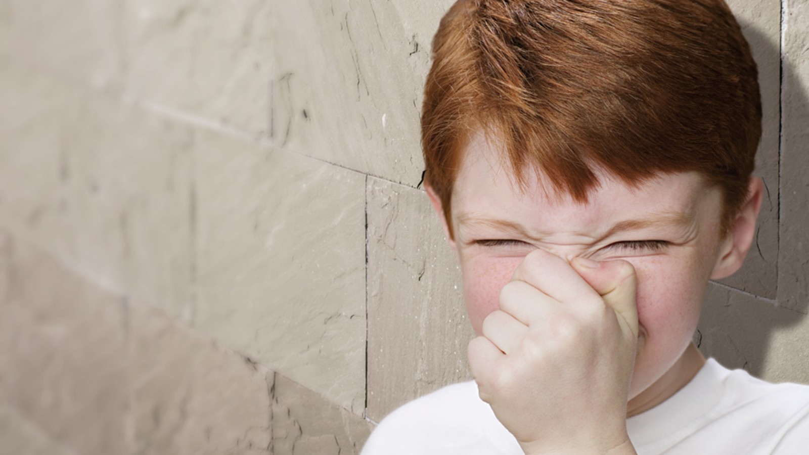 Junge hält sich die Nase zu Junge hält sich die Nase zu