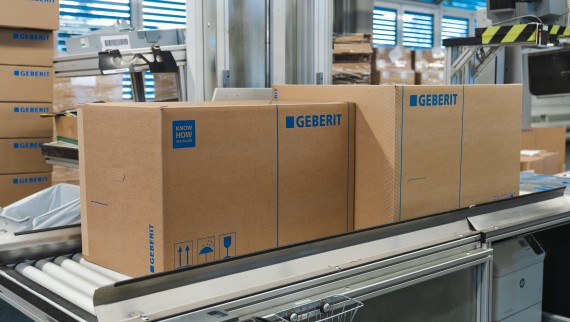 Neue, kleinere Verpackung (links) für Dusch-WCs im Gegensatz zur alten Kartonbox (rechts) (© Julia Dunlop) Neue, kleinere Verpackung (links) für Dusch-WCs im Gegensatz zur alten Kartonbox (rechts) (© Julia Dunlop)