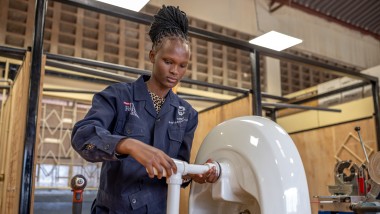 Participante au programme de formation professionnelle de Hilti Foundation et Geberit au Kenya (© Hilti Foundation)