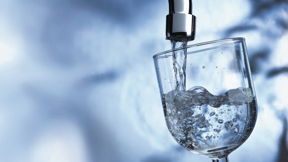 Glas wird gefüllt durch Hahnenwasser Glas wird gefüllt durch Hahnenwasser