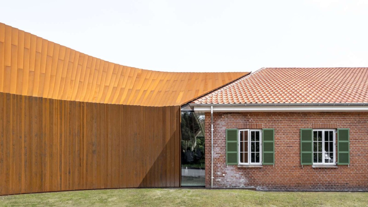 Le présent et le passé ne font quʼun: à gauche, lʼextension moderne, à droite, lʼancienne aile de lʼhôpital du camp de réfugiés dʼOksbøl. (R_Hjortshoj)