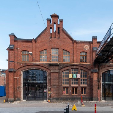 Classée monument historique, lʼusine ferroviaire est considérée comme lʼun des bâtiments industriels les plus célèbres de Finlande. (© Kansallis Teatteri)