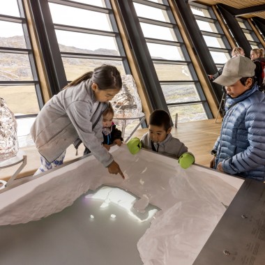 Des enfants dans l’exposition du Centre du fjord glacé d’Illusissat (© Adam Mørk)