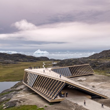 La forme incurvée du bâtiment a constitué un défi en matière de technique sanitaire (© Adam Mørk)