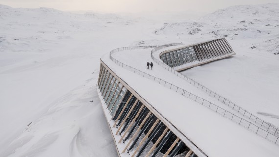 Il tetto del Centro Icefjord è anche una terrazza calpestabile (© Adam Mørk)