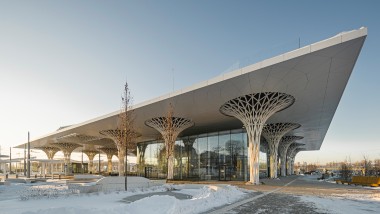 Der Glaskubus des Hauptbahnhofs Lublin ist eingebaut in den Baukörper mit Dach und durchbrochenen Säulen (© Rafał Chojnacki)