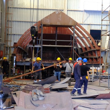 Il trambusto nel cantiere navale ADA di Bodrum. La costruzione dello yacht richiede numerosi operai qualificati e ben due anni di lavoro (© Serkan Ali Çiftçi)