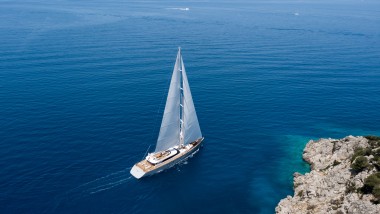 Un voilier du chantier naval ADA Yachting à Bodrum glisse à travers la Méditerranée (© ADA Yachting)