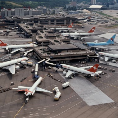 Luftaufnahme des Terminals B in Zürich aus den 1980er-Jahren (© Swissair)