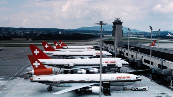 Appareils de l’ancienne Swissair garés au dock du terminal A de Zurich dans les années 1980 (© Bibliothèque de l’EPF Zurich) Appareils de l’ancienne Swissair garés au dock du terminal A de Zurich dans les années 1980 (© Bibliothèque de l’EPF Zurich)