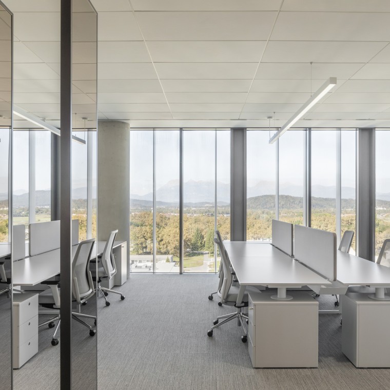 Arbeitsplätze auf neun Etagen: Die Büromodule können je nach Bedarf der Mieter kombiniert oder erweitert werden (© Ana Skobe) Arbeitsplätze auf neun Etagen: Die Büromodule können je nach Bedarf der Mieter kombiniert oder erweitert werden (© Ana Skobe)