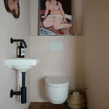 Das Dusch-WC AquaClena Mera reinigt sanft mit Wasser. Dazu passend: die Sigma70 Betätigungsplatte und das iCon Light Handwaschbecken (© Anna W.) Das Dusch-WC AquaClena Mera reinigt sanft mit Wasser. Dazu passend: die Sigma70 Betätigungsplatte und das iCon Light Handwaschbecken (© Anna W.)