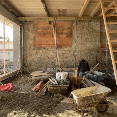 Das «Wohnzimmer» vor dem Umbau. Vieles wurde vollständig neu gemacht, etwa der Bodenaufbau (© Anna W.) Das «Wohnzimmer» vor dem Umbau. Vieles wurde vollständig neu gemacht, etwa der Bodenaufbau (© Anna W.)