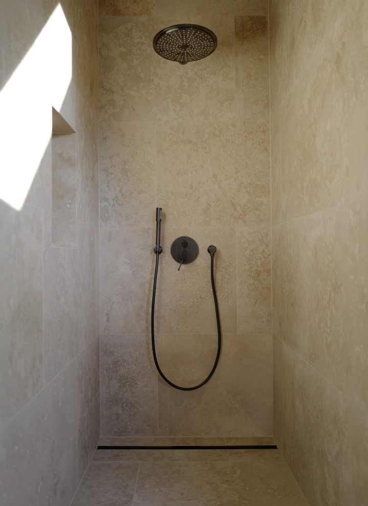 Schlichte Eleganz: die CleanLine80 Duschrinne in Schwarzchrom und mit Anti-Fingerabdruck-Beschichtung (© Anna W.) Schlichte Eleganz: die CleanLine80 Duschrinne in Schwarzchrom und mit Anti-Fingerabdruck-Beschichtung (© Anna W.)