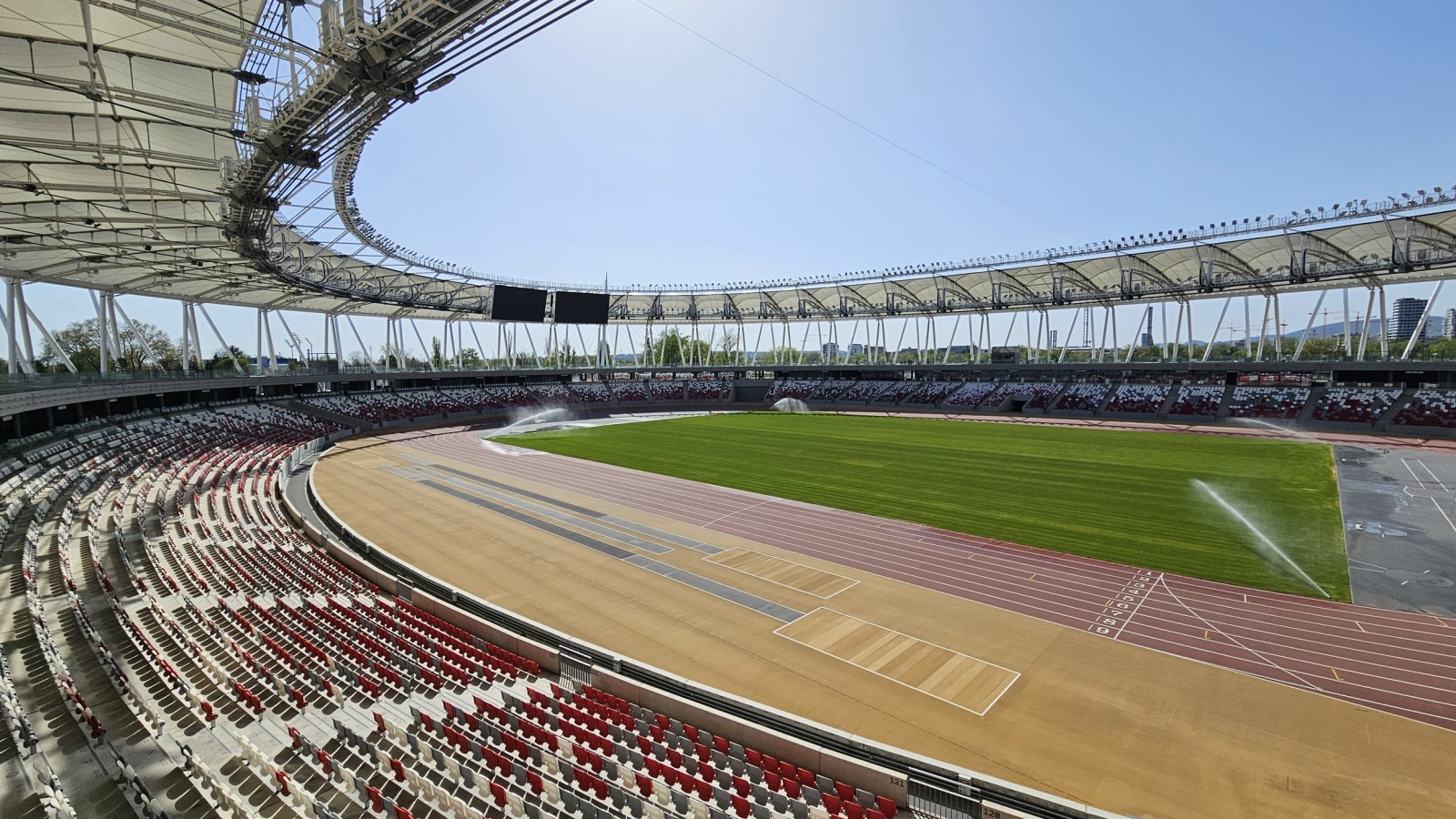 Der zentrale Platz ist für Grossanlässe vorgesehen, doch auf halber Höhe ist eine breite Bahn frei zur öffentlichen Nutzung (© Geberit) Der zentrale Platz ist für Grossanlässe vorgesehen, doch auf halber Höhe ist eine breite Bahn frei zur öffentlichen Nutzung (© Geberit)