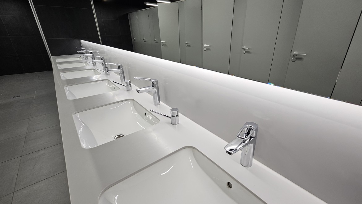 In den öffentlichen Toiletten sind viele Geberit Produkte verbaut – etwa VariForm Waschtische (© Geberit) In den öffentlichen Toiletten sind viele Geberit Produkte verbaut – etwa VariForm Waschtische (© Geberit)