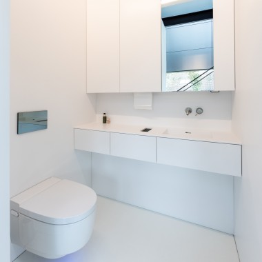 Minimalistisches Interior Design, maximaler Komfort – mit dem Dusch-WC Geberit AquaClean Mera Comfort (© Lucas van der Wee) Minimalistisches Interior Design, maximaler Komfort – mit dem Dusch-WC Geberit AquaClean Mera Comfort (© Lucas van der Wee)