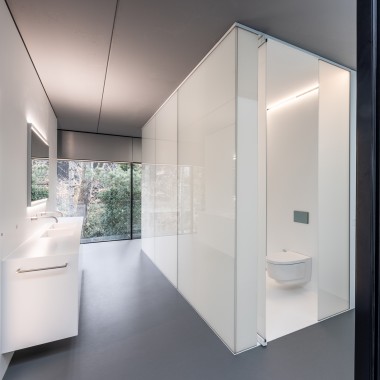 Das Badezimmer wurde als «separates Möbelstück» zur Struktur aus Stahl und Glas hinzugefügt (© Lucas van der Wee) Das Badezimmer wurde als «separates Möbelstück» zur Struktur aus Stahl und Glas hinzugefügt (© Lucas van der Wee)
