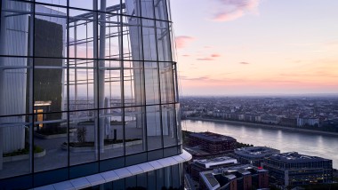 La terrasse sur le toit offre une vue dégagée sur le Danube et Budapest (© MOL Gruppe)