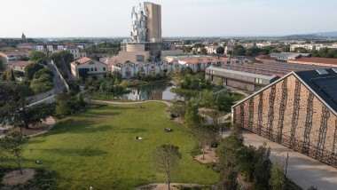 Il centro culturale LUMA di Arles: in primo piano il parco dell’atelier e la grande sala per eventi, in fondo la torre di 56 metri di Frank Gehry. (© Rémi Bénali, Arles)